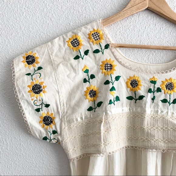 Darling Vintage Summer Embroidered Dress - Picture 2 of 4